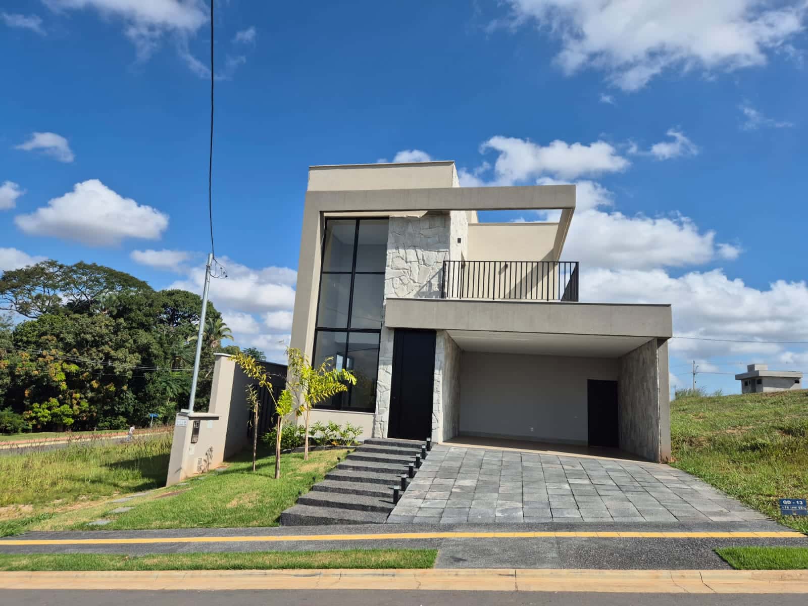 Sobrado para venda tem 228 m² com 4 quartos, sendo 4 suites no Jardins Versalhes