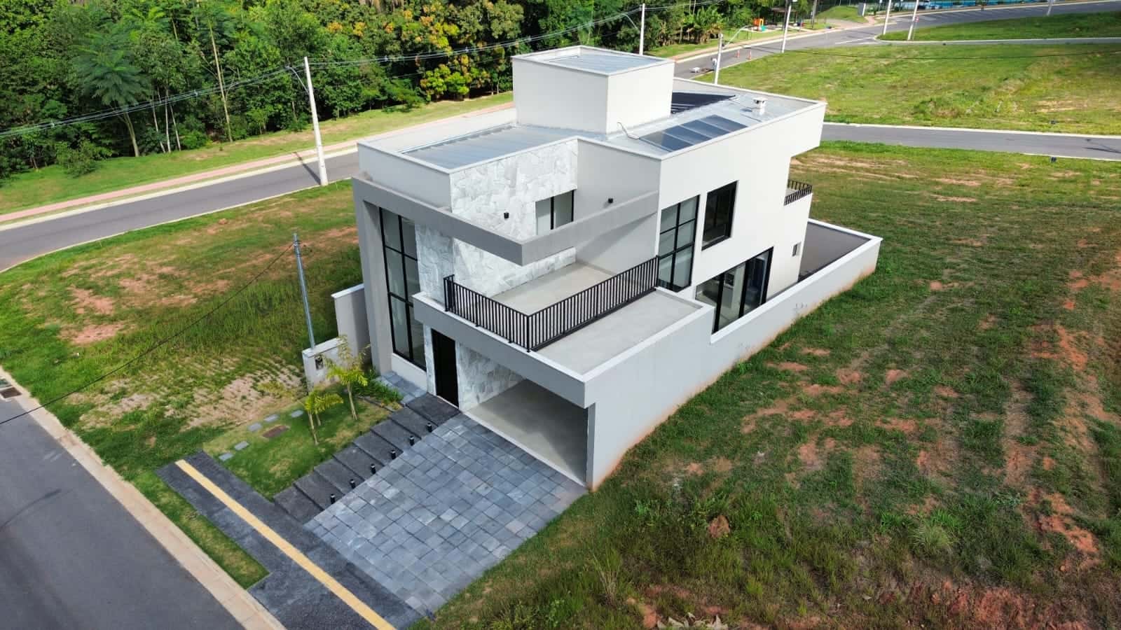 Sobrado para venda tem 228 m² com 4 quartos, sendo 4 suites no Jardins Versalhes