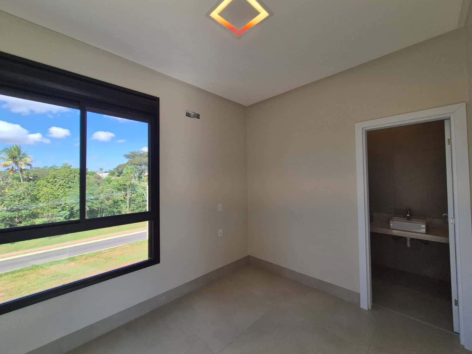 Sobrado para venda tem 228 m² com 4 quartos, sendo 4 suites no Jardins Versalhes