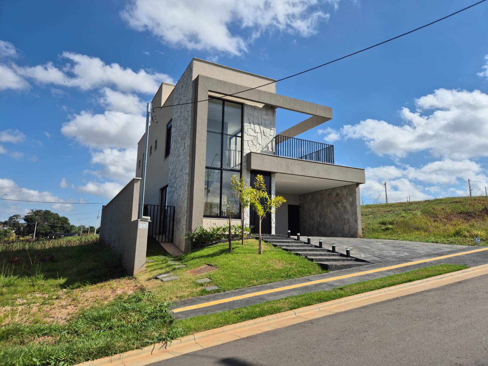 Sobrado para venda tem 228 m² com 4 quartos, sendo 4 suites no Jardins Versalhes