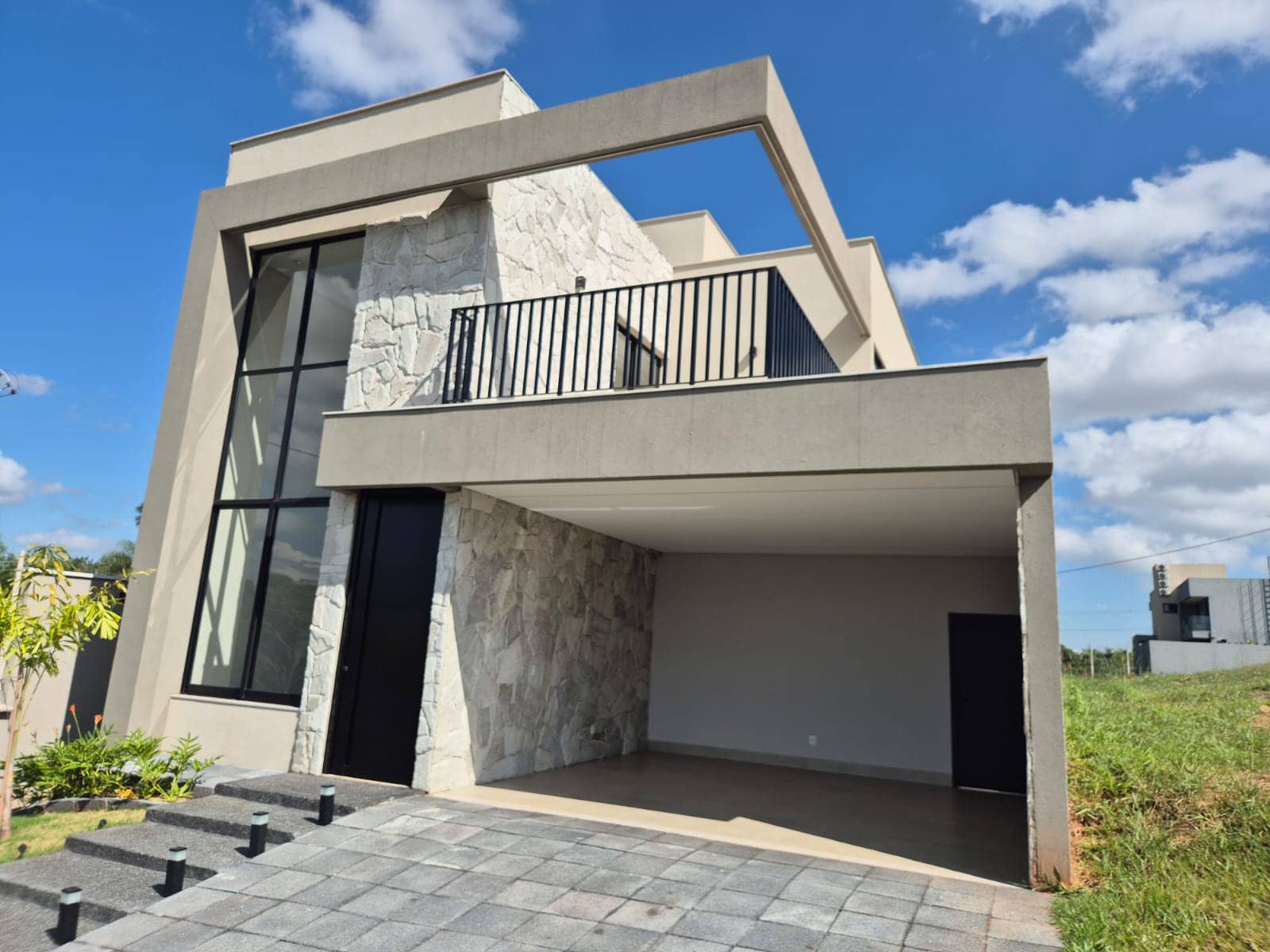 Sobrado para venda tem 228 m² com 4 quartos, sendo 4 suites no Jardins Versalhes
