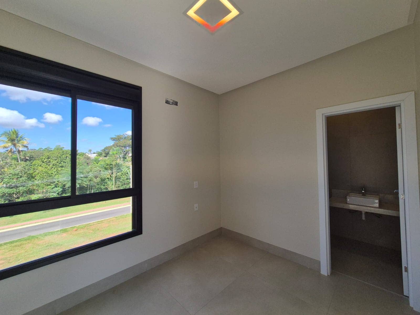 Sobrado para venda tem 228 m² com 4 quartos, sendo 4 suites no Jardins Versalhes