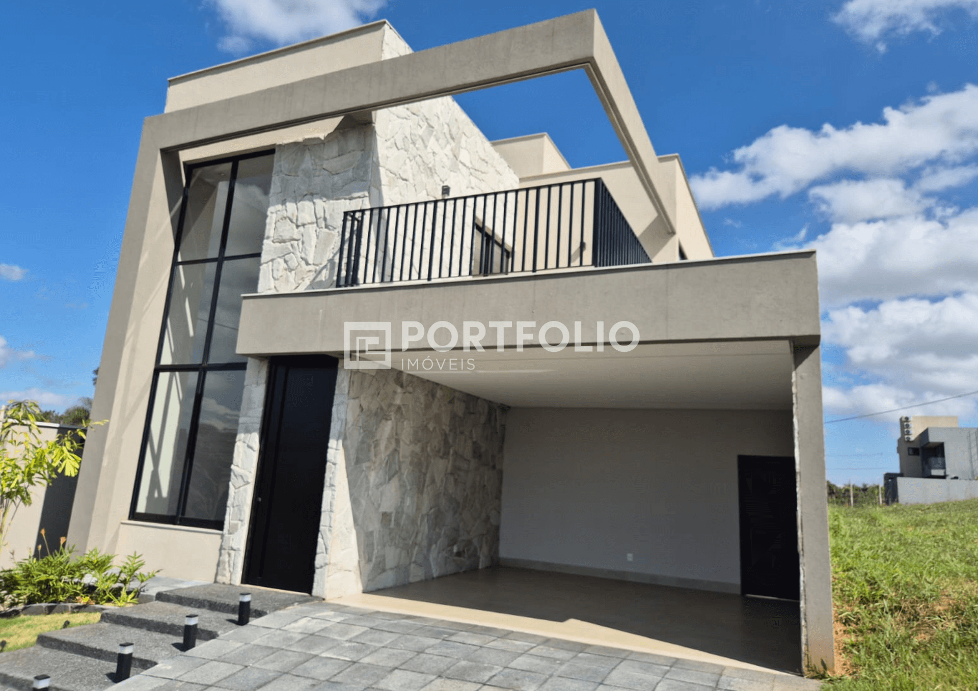 Sobrado para venda tem 228 m² com 4 quartos, sendo 4 suites no Jardins Versalhes