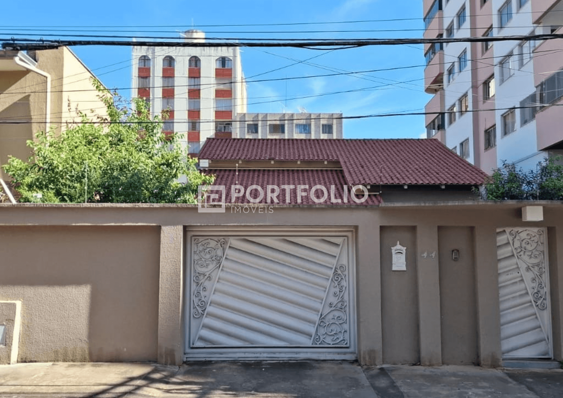 Sobrado à venda com 5 quartos sendo 2 suítes no Setor Aeroporto, Goiânia