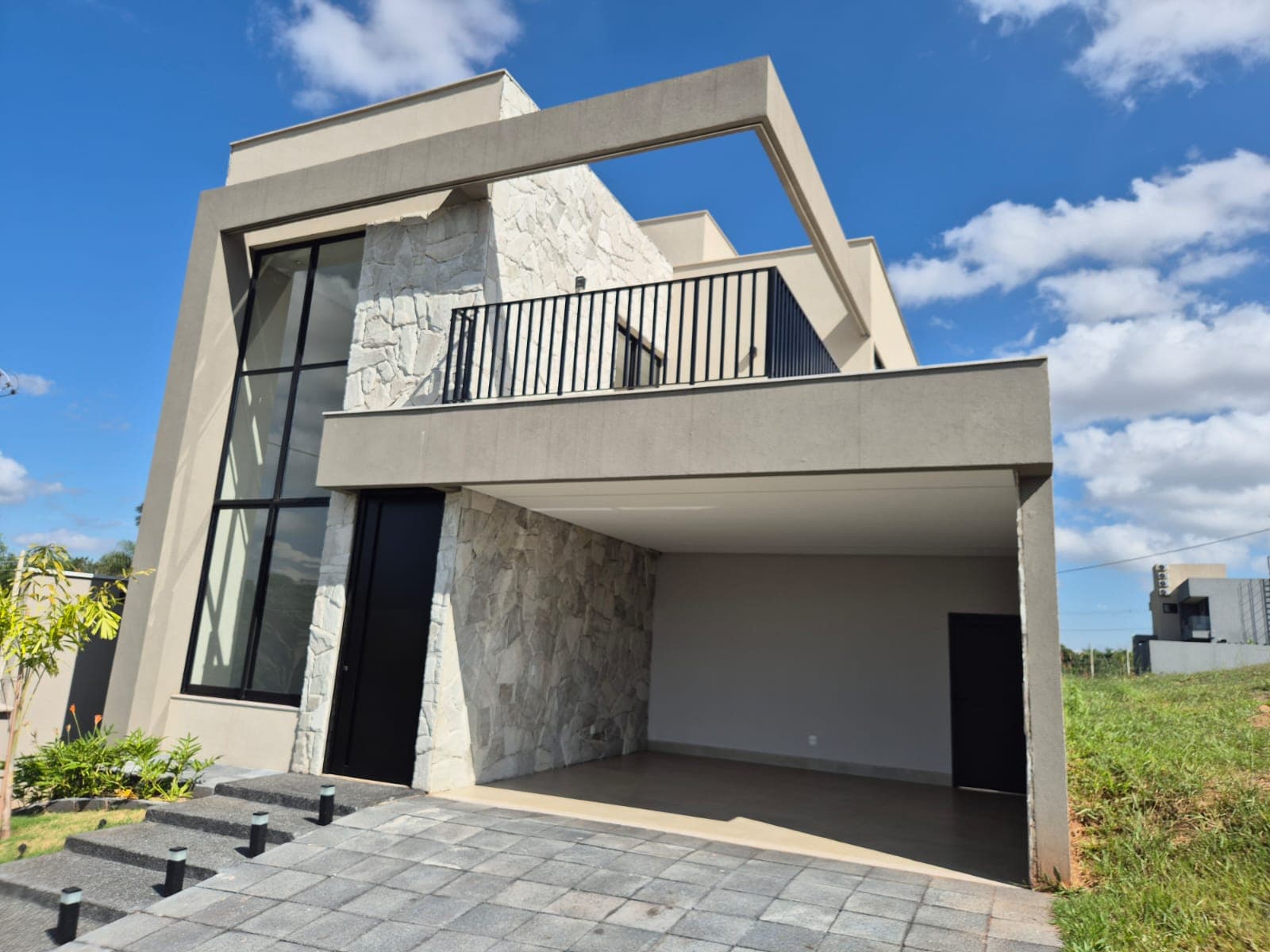 Sobrado para venda tem 228 m² com 4 quartos, sendo 4 suites no Jardins Versalhes