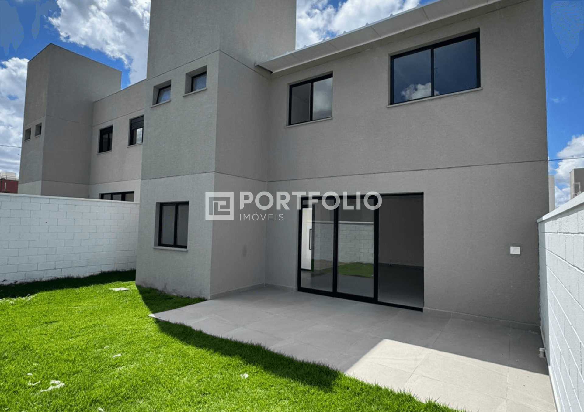 Sobrado à venda 4 quartos/3 suítes 306m² no Jardins Cannes, Aparecida de Goiânia.