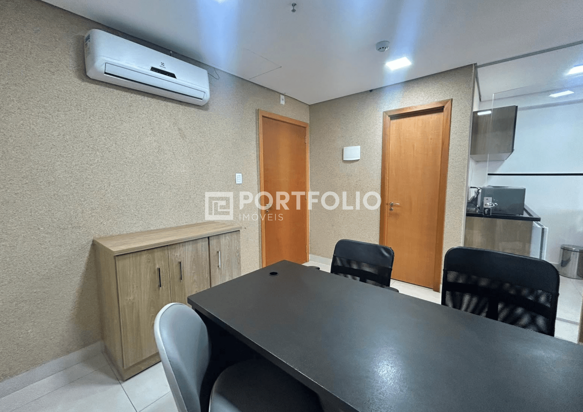 Sala comercial mobiliada para locação na Brookfield Towers, Jd Goiás, Goiânia