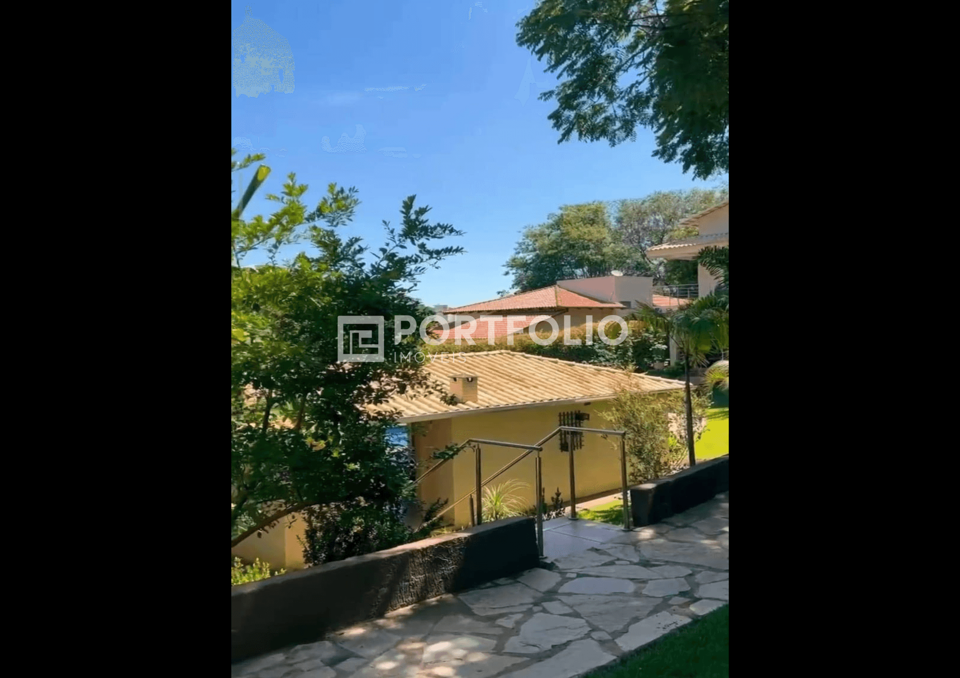 Sobrado à venda com 4 quartos/ 3 suítes no Condomínio Country Ville, Hidrolândia, GO