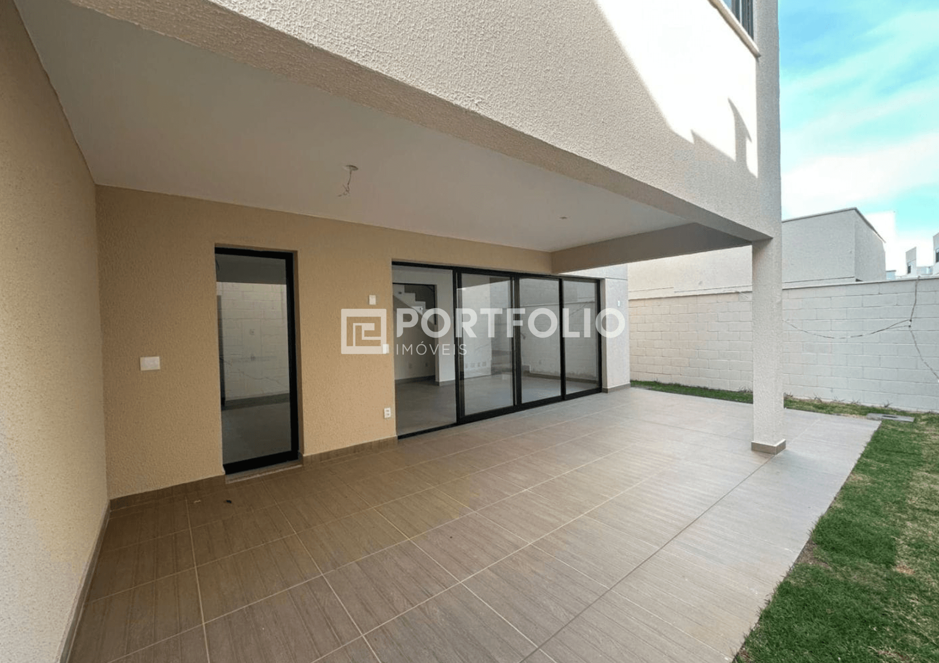Sobrado com 4 quartos sendo 3 suítes no Jardins Marselha, Aparecida de Goiânia
