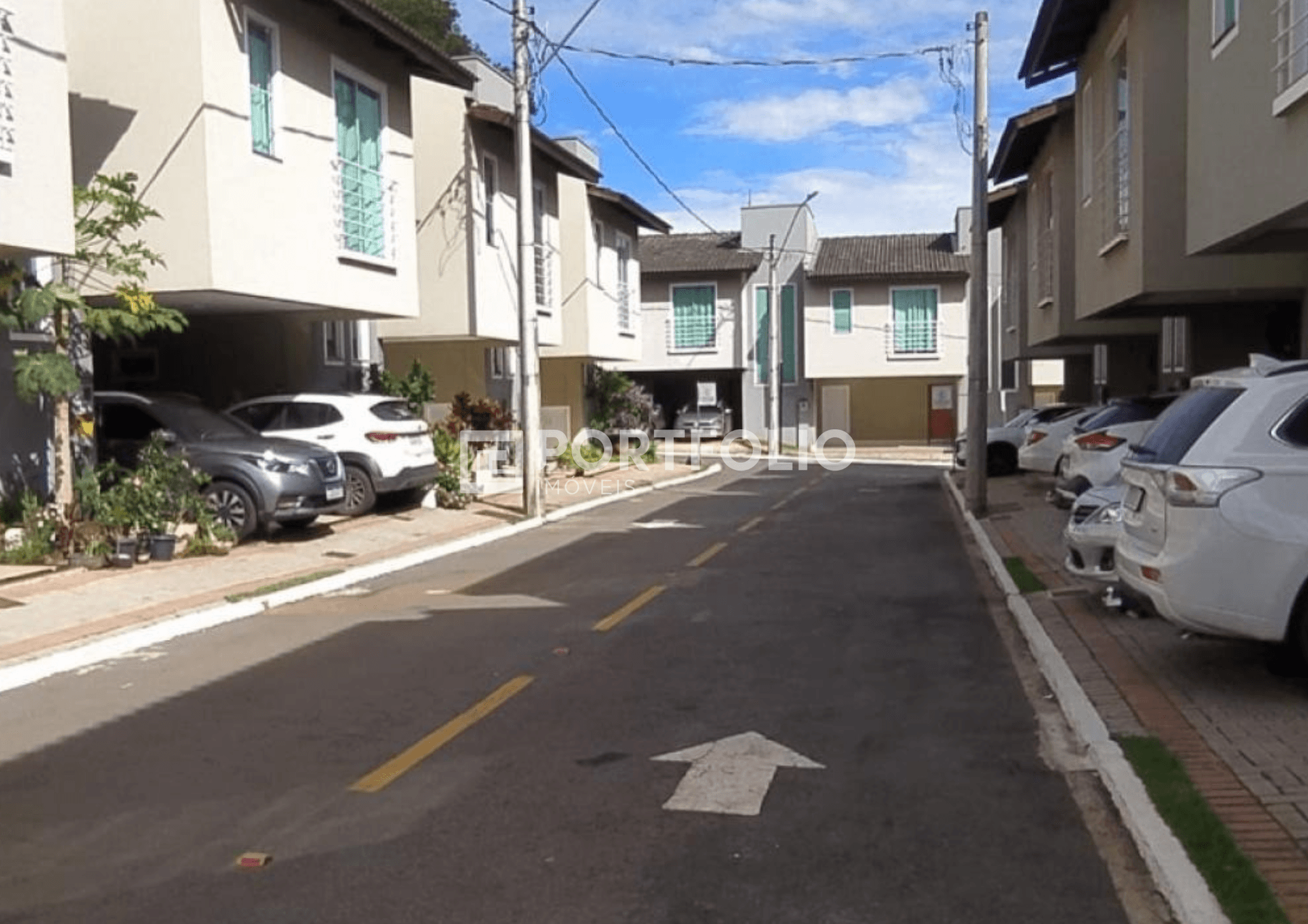Sobrado à venda com 3 quartos no Condomínio Reserva do Bosque, Goiânia.