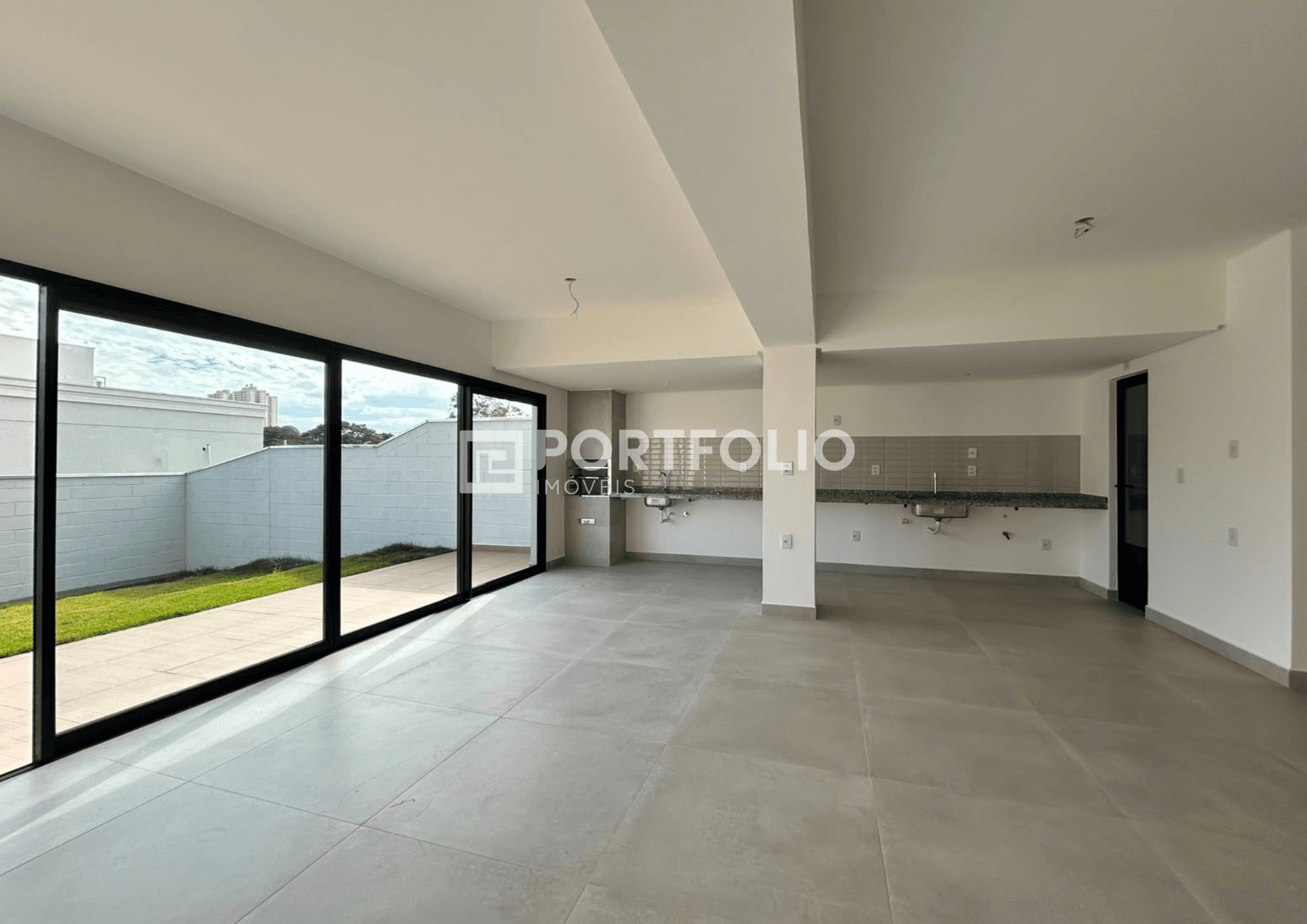Sobrado à venda com 4 quartos sen 3 suítes no Jardins Lyon, Aparecida de Goiânia