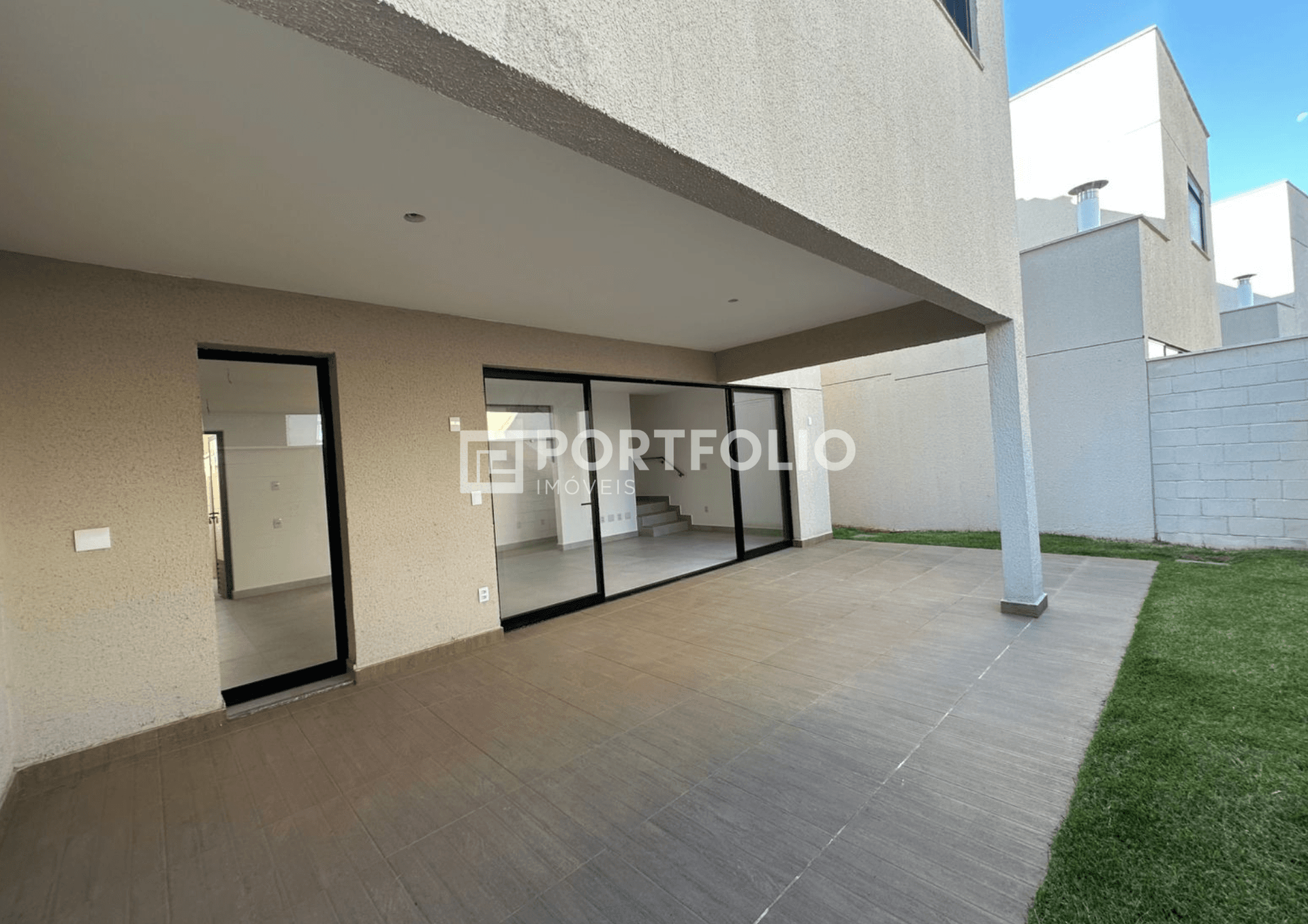 Sobrado à venda com 4 quartos/3 suítes no Jardins Marselha, Aparecida de Goiânia