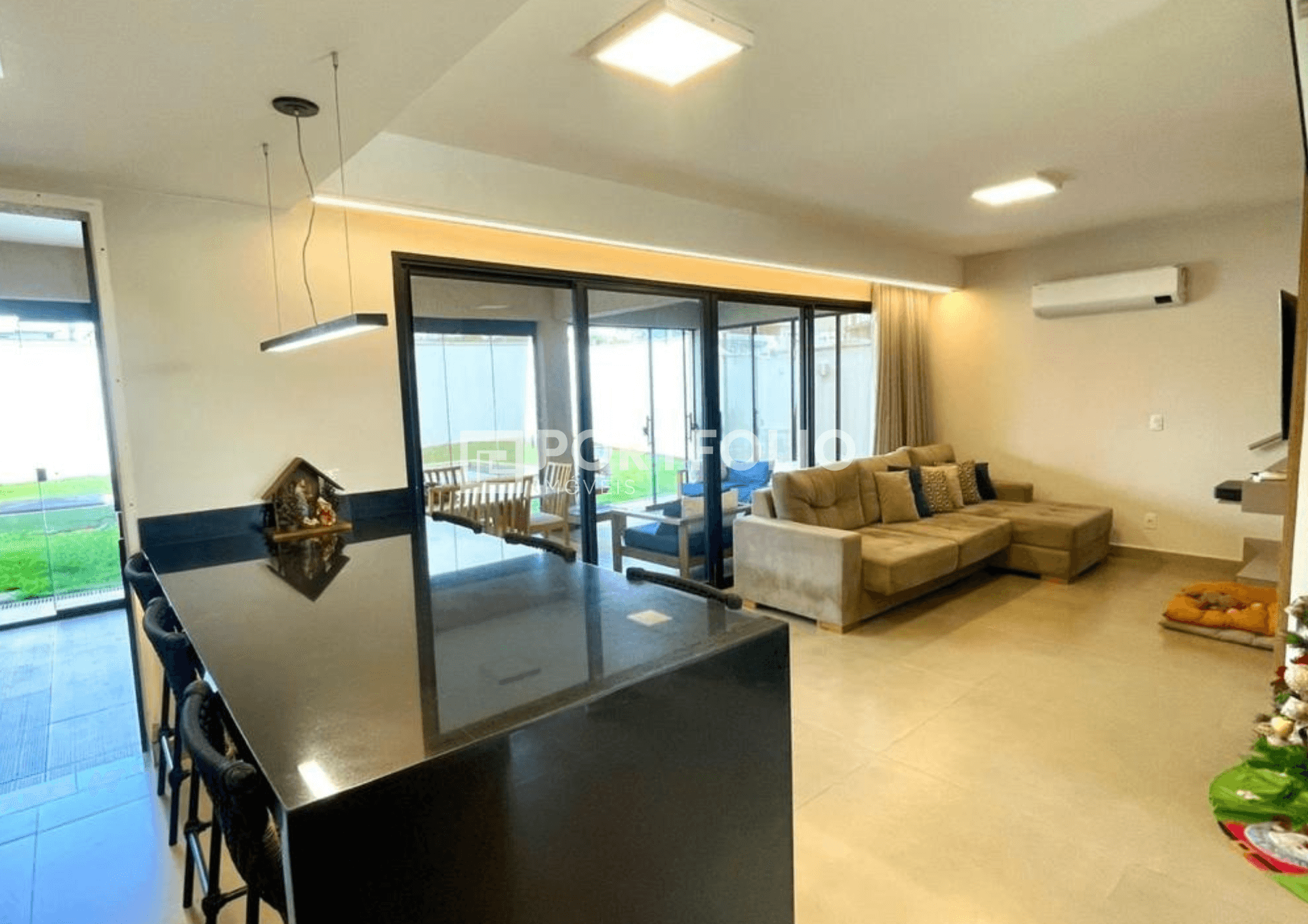 Sobrado mobiliado à venda com 3 quartos/ 3 suítes no Jardins Capri, Senador Canedo, GO