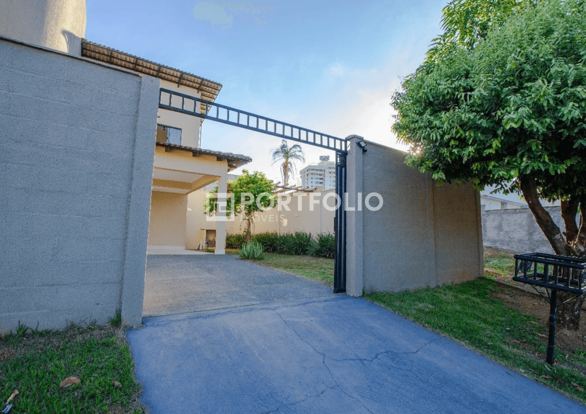 Sobrado Residencial à venda, Vila Jardim Vitória, Goiânia - SO0347.