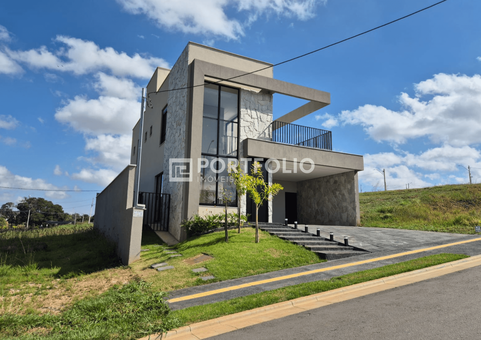 Sobrado para venda tem 228 m² com 4 quartos, sendo 4 suites no Jardins Versalhes