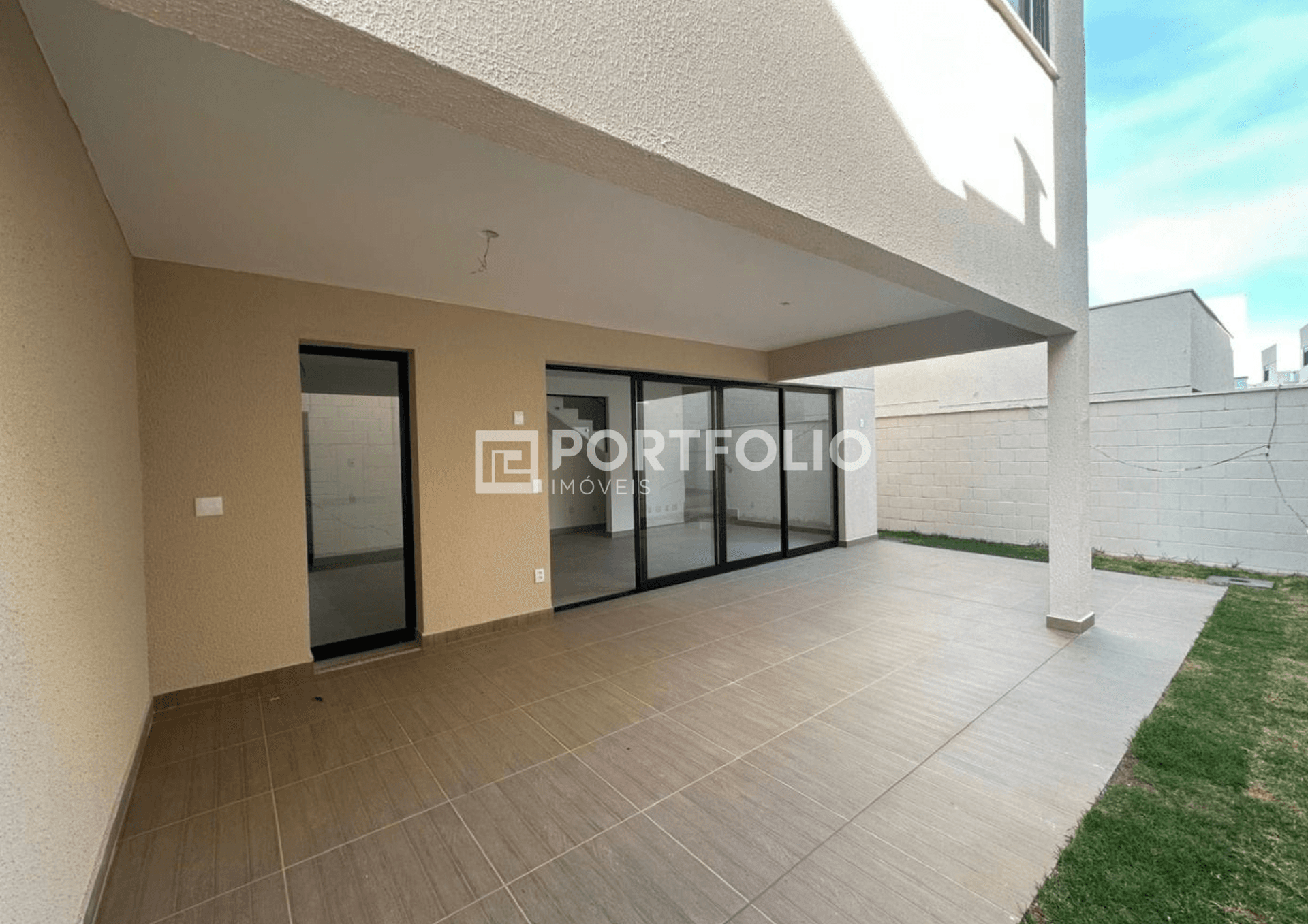 Sobrado com 4 quartos sendo 3 suítes no Jardins Marselha, Aparecida de Goiânia