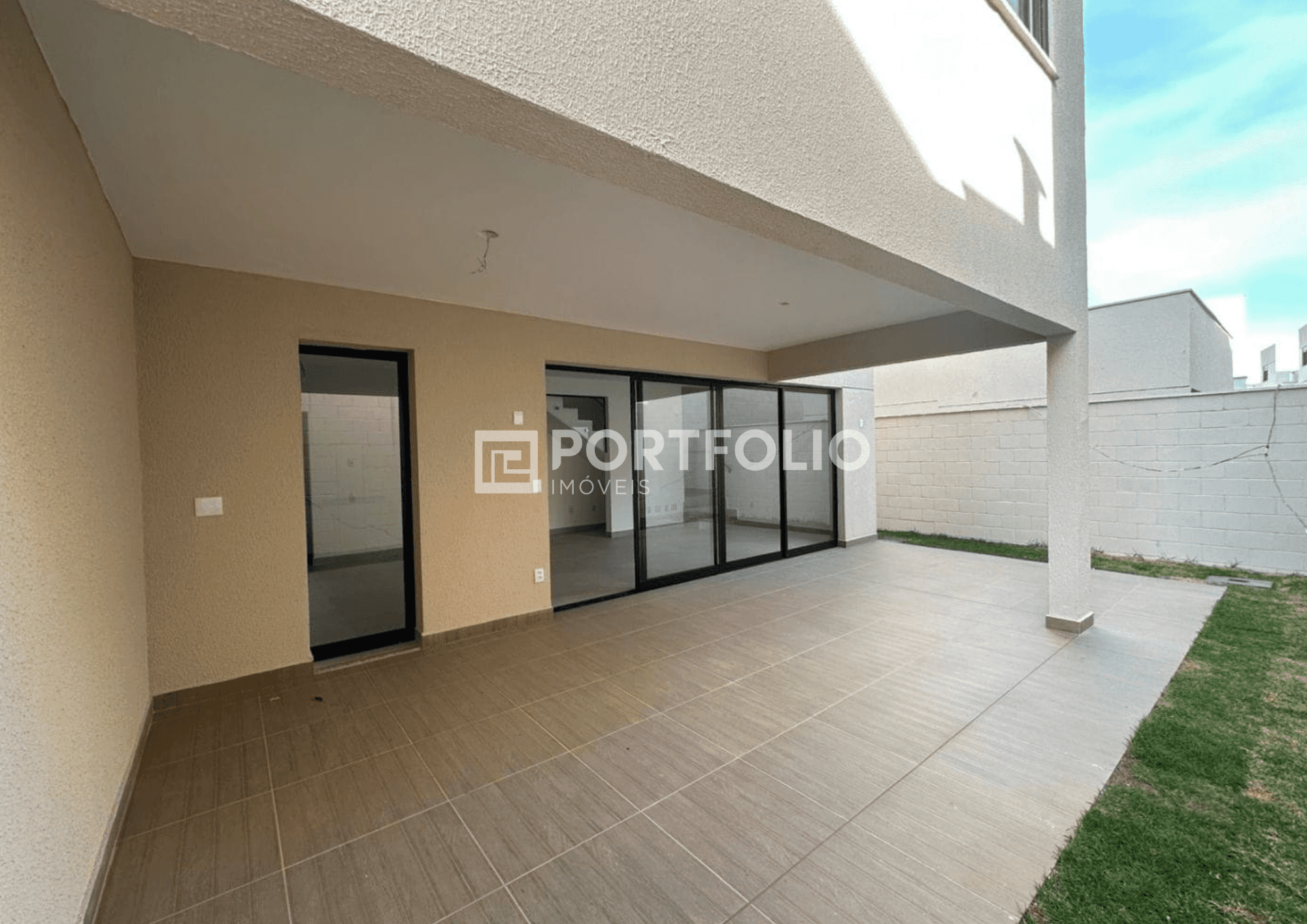 Sobrado com 4 dormitórios à venda, 181 m² por R$ 1.122.000,00 - Conjunto Residencial Storil - Aparecida de Goiânia/GO
