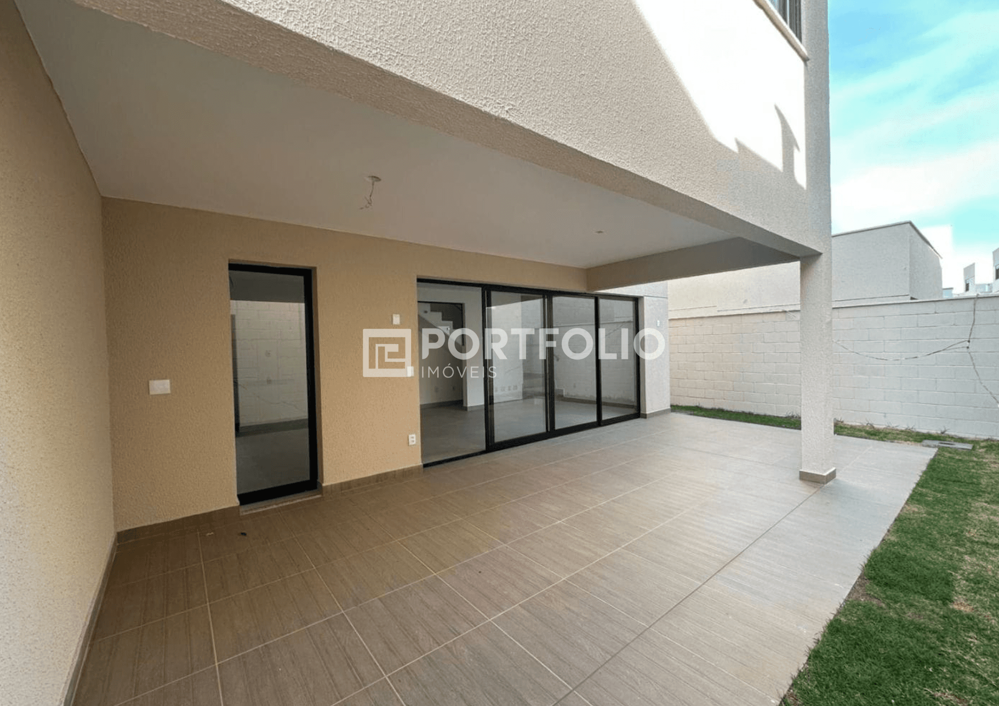 Sobrado com 4 dormitórios à venda, 181 m² por R$ 1.122.000,00 - Conjunto Residencial Storil - Aparecida de Goiânia/GO
