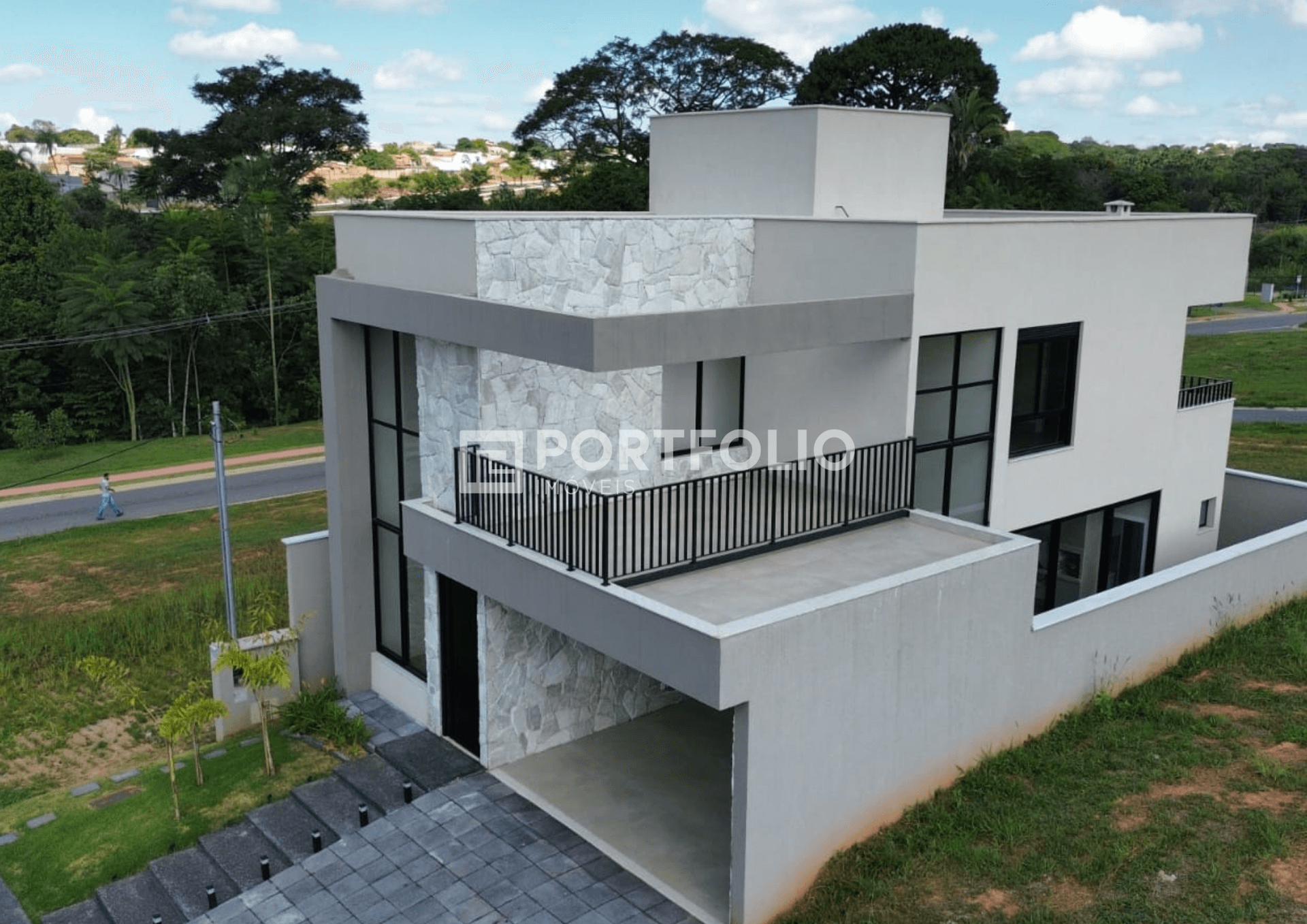 Sobrado para venda tem 228 m² com 4 quartos, sendo 4 suites no Jardins Versalhes