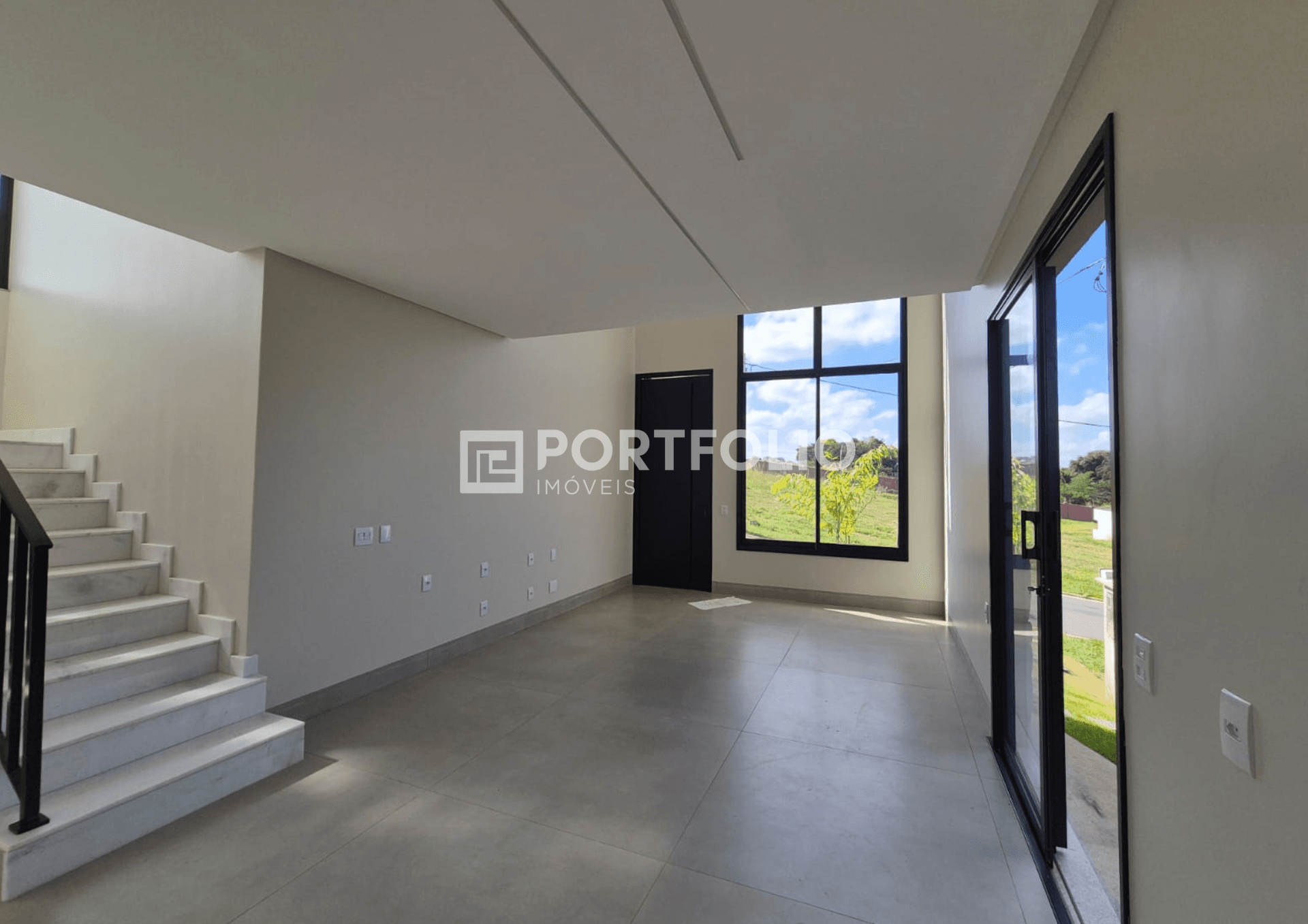 Sobrado para venda tem 228 m² com 4 quartos, sendo 4 suites no Jardins Versalhes