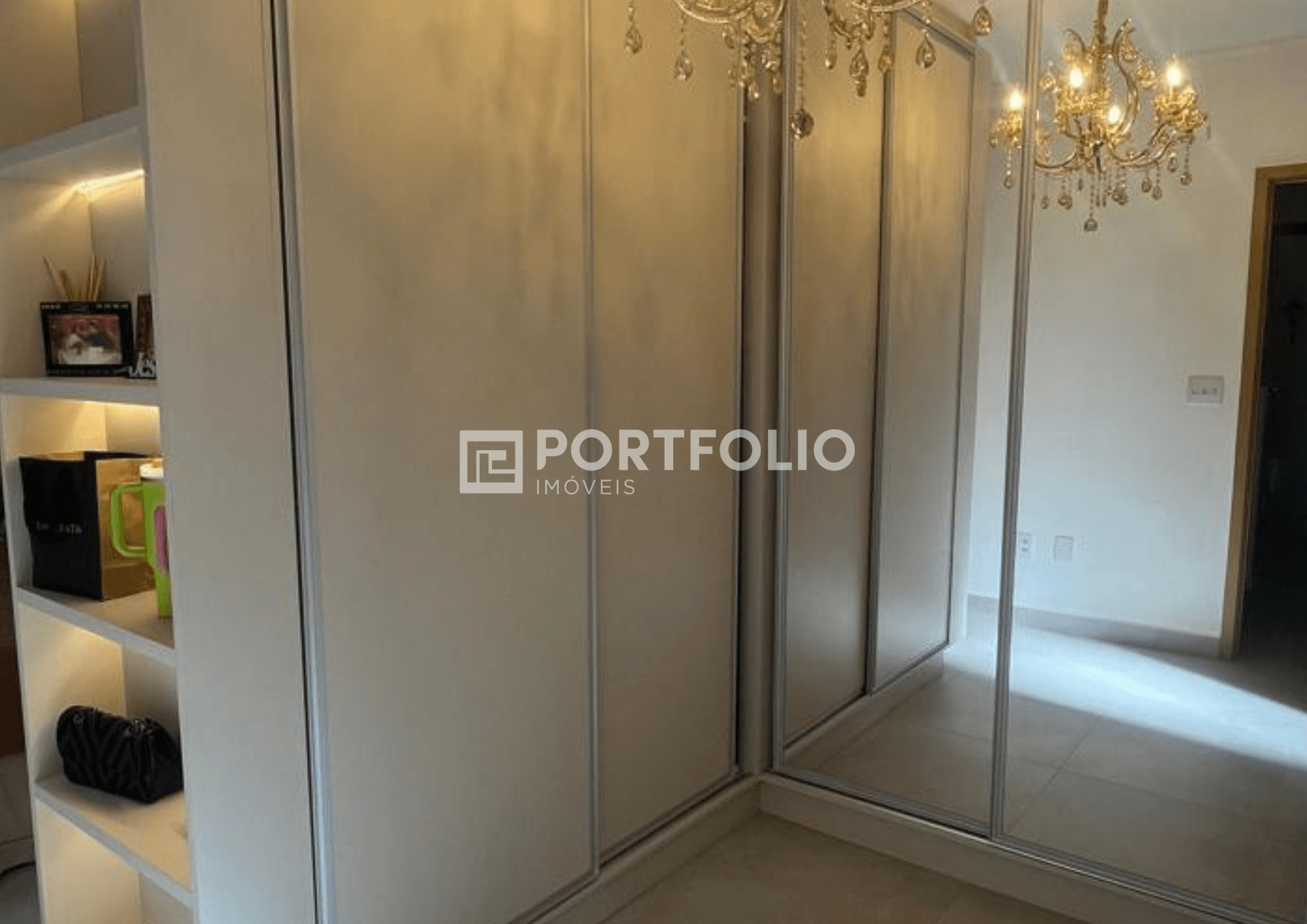 À venda sobrado mobiliado no Jardins Marselha, Aparecida de Goiânia.