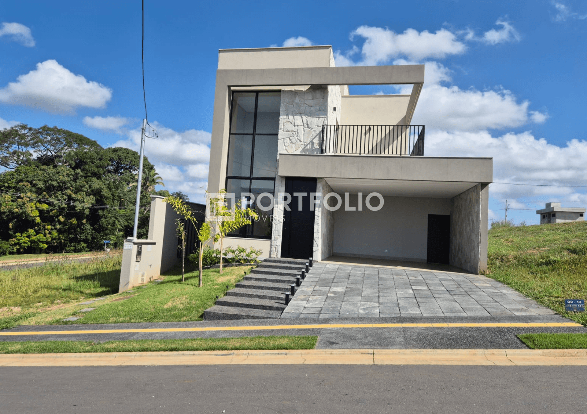 Sobrado para venda tem 228 m² com 4 quartos, sendo 4 suites no Jardins Versalhes