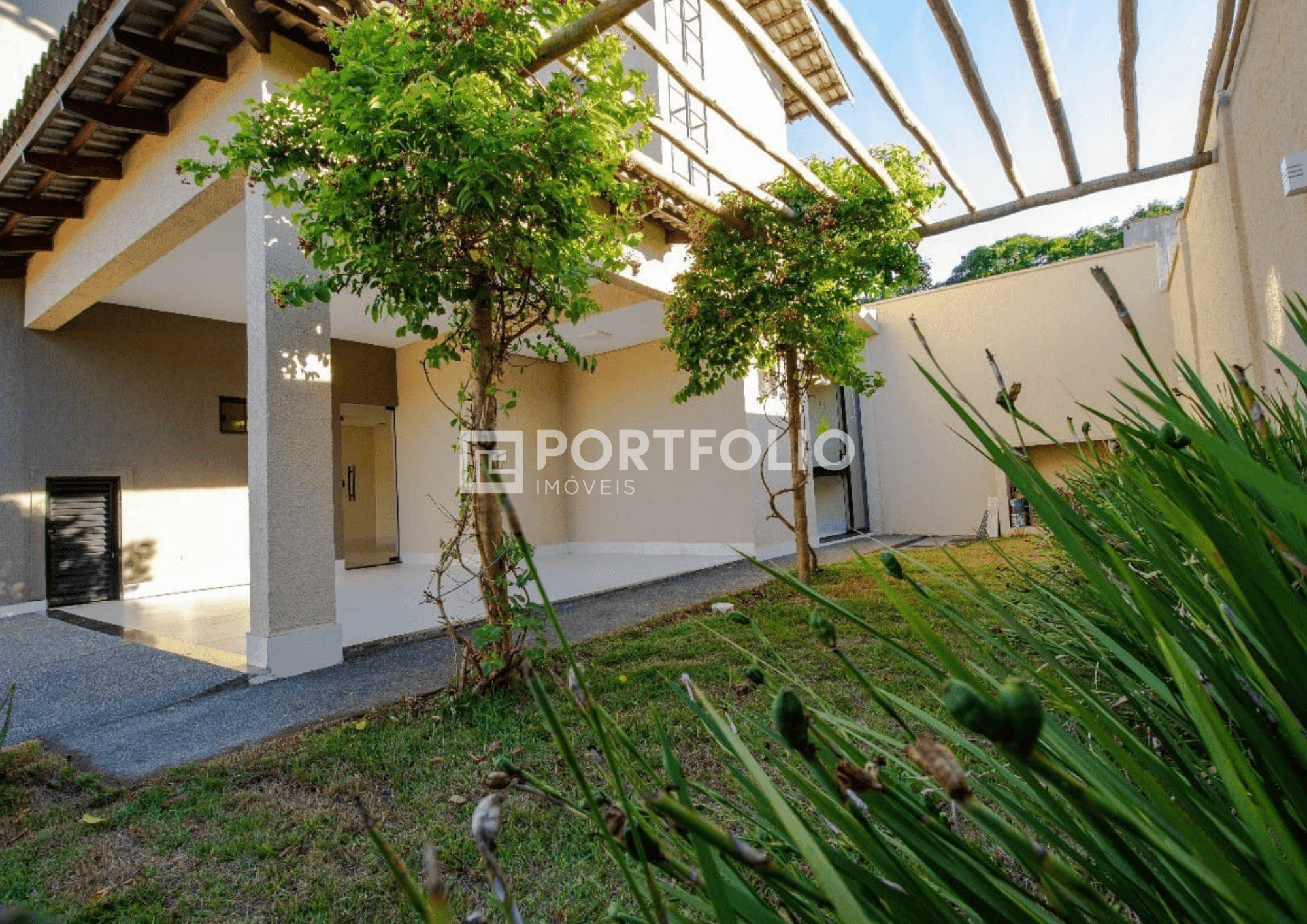 Sobrado Residencial à venda, Vila Jardim Vitória, Goiânia - SO0347.