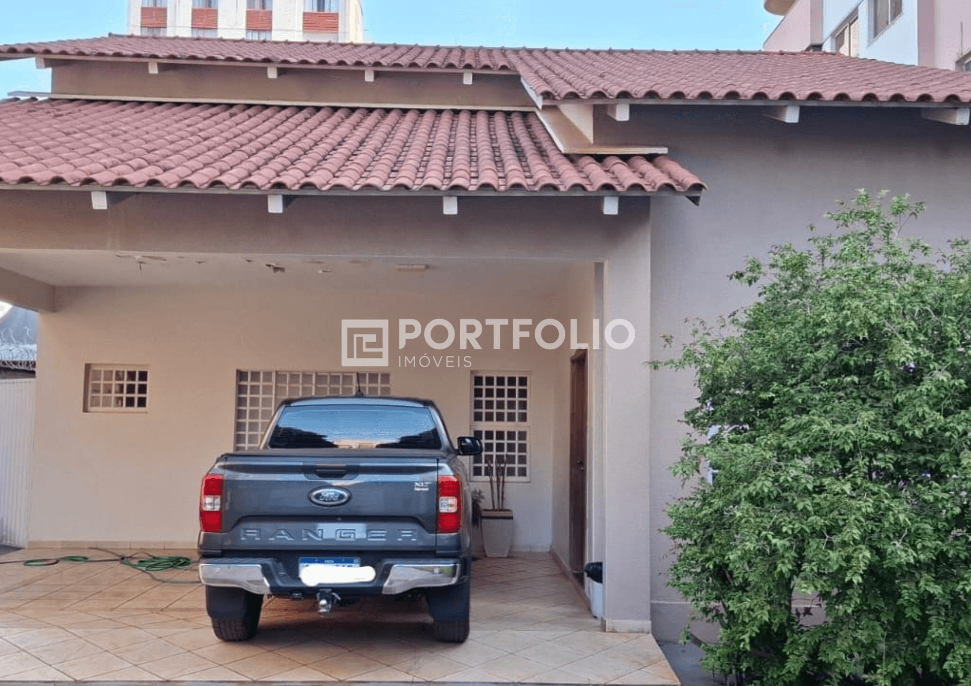 Sobrado à venda com 5 quartos sendo 2 suítes no Setor Aeroporto, Goiânia