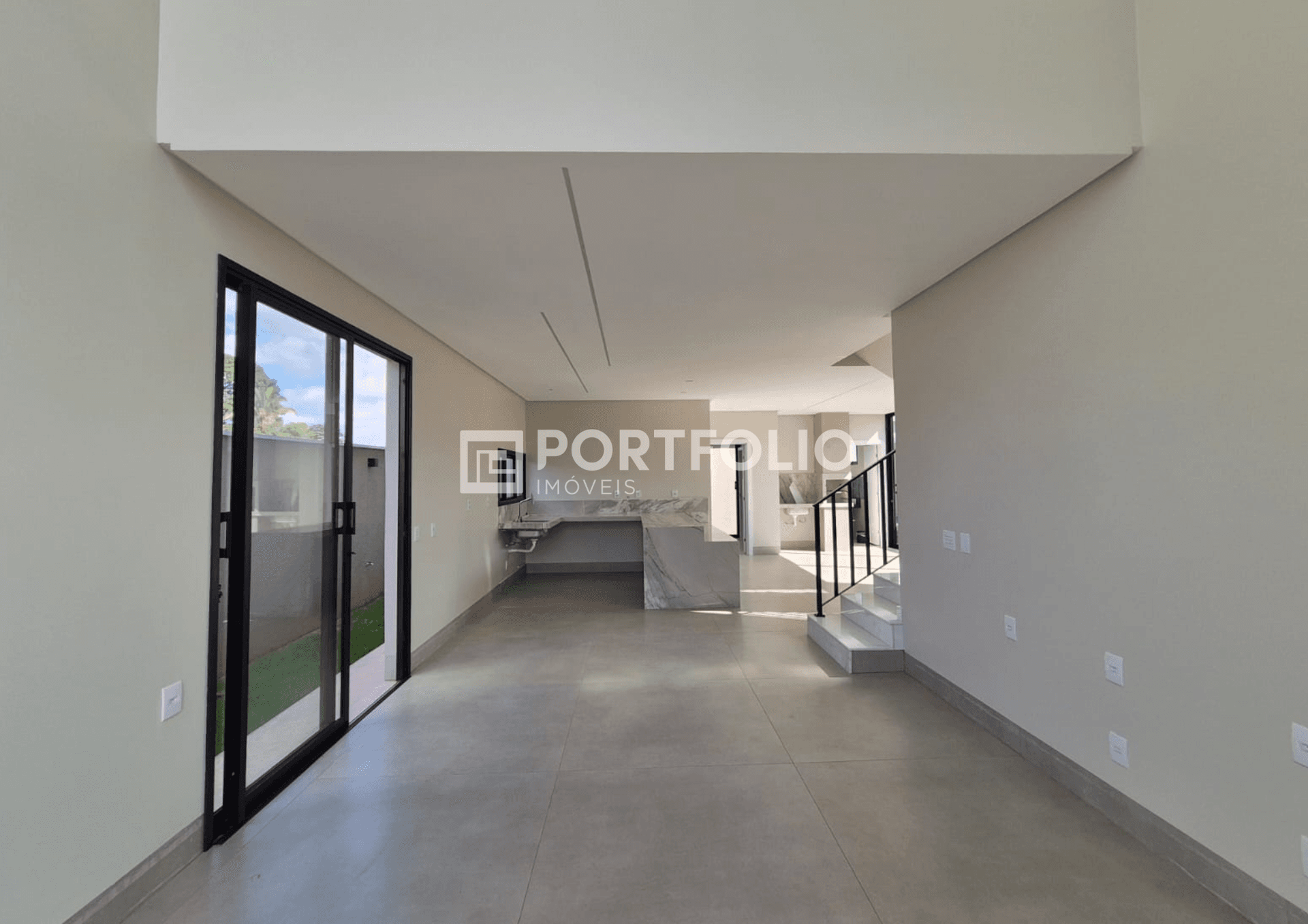 Sobrado para venda tem 228 m² com 4 quartos, sendo 4 suites no Jardins Versalhes